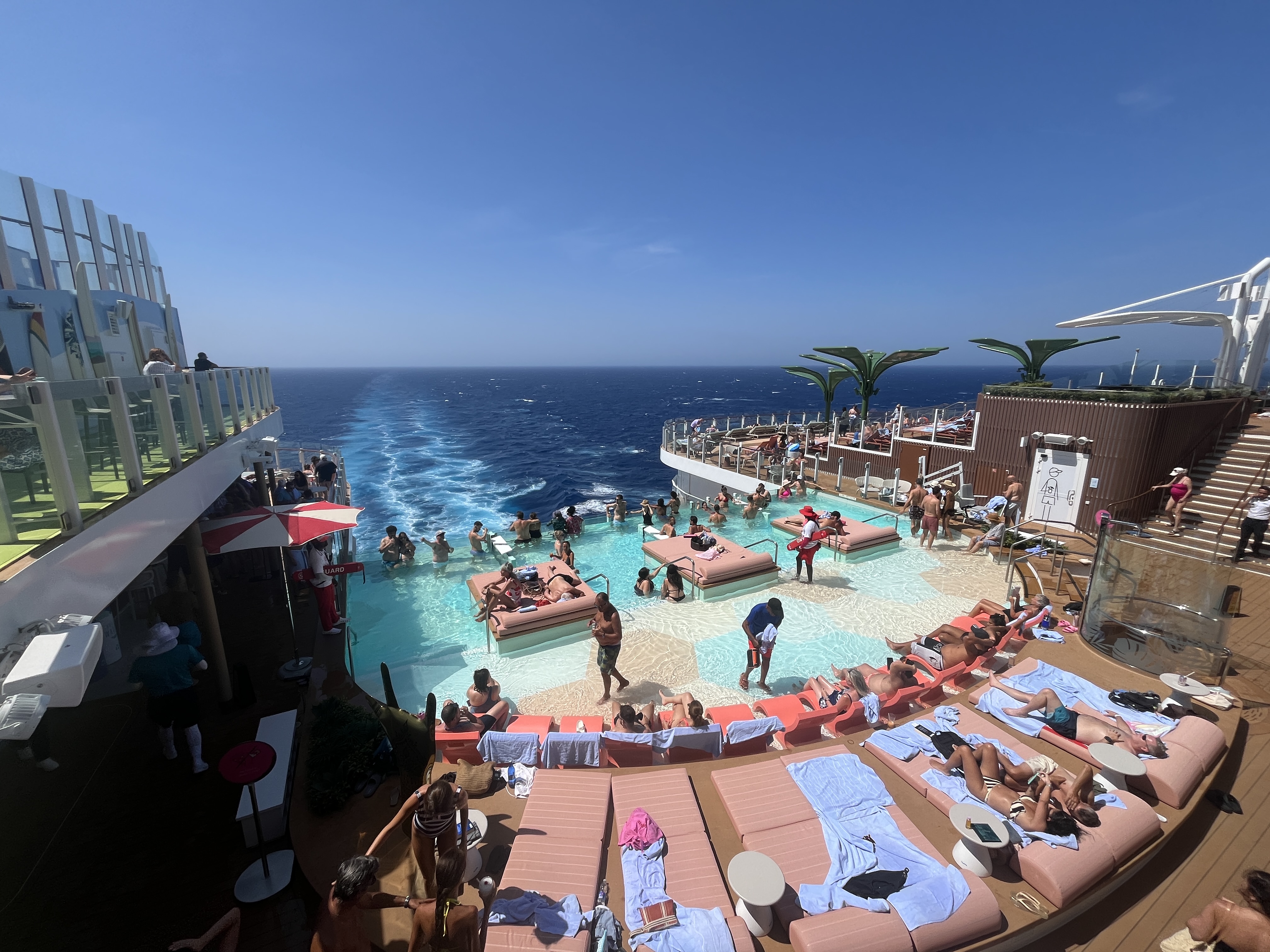 Blick auf den Adults-only-Bereich Hideaway Pool am Heck der Legend of the Seas
