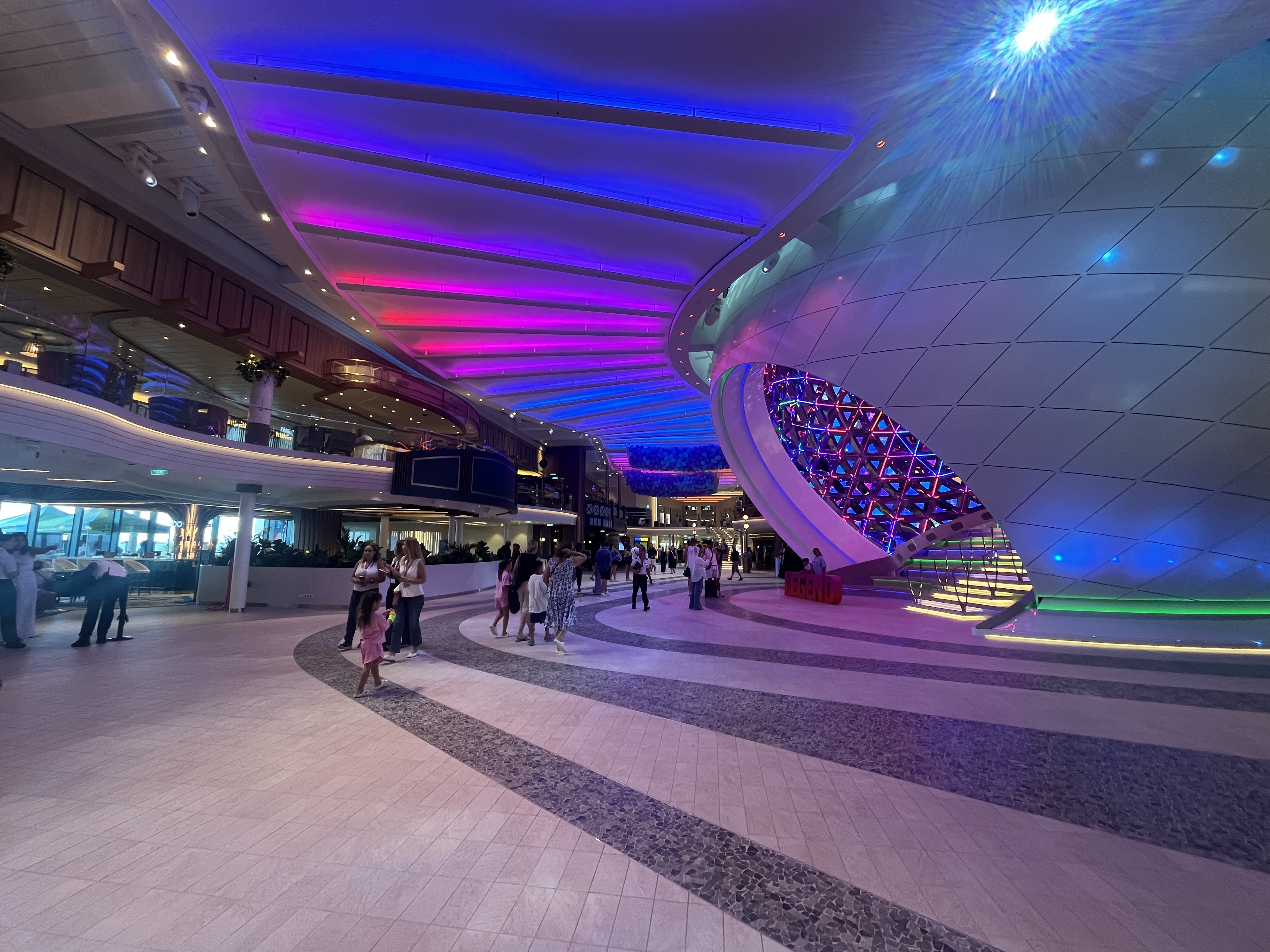 Zentraler Punkt im Schiff: Royal Promenade auf Legend of the Seas