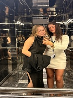 Spiegelbild im Aufzug von Franziska und Juliette