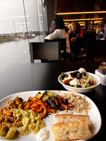 Teller mit verschiedenen K&ouml;stlichkeiten aus dem Buffetrestaurant