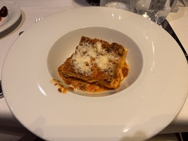 Lasagne im Restaurant The Symphony